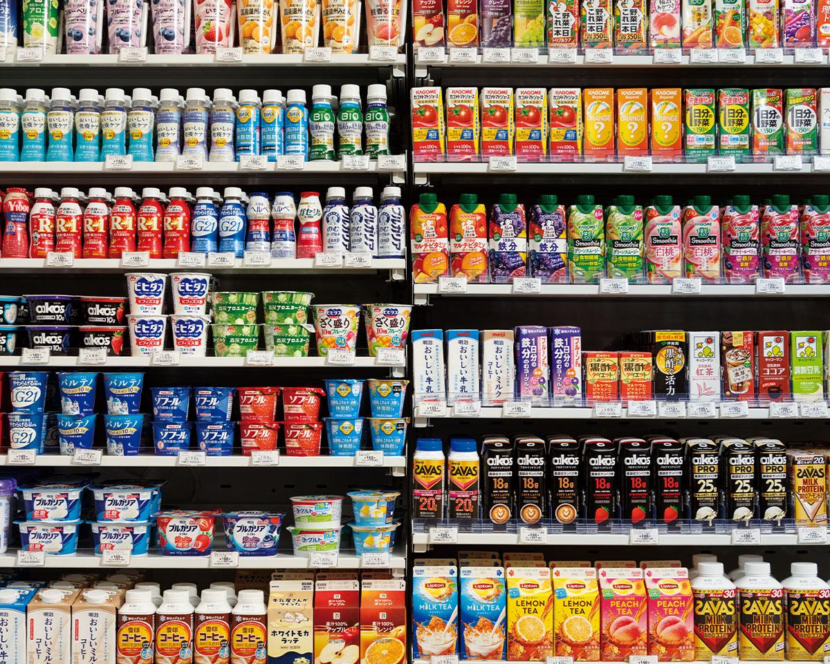 コンビニのドリンク棚の画像