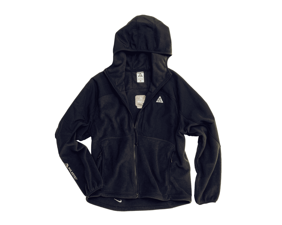 〈NIKE ACG〉のフリースジャケットは、どんな動きにも応える。