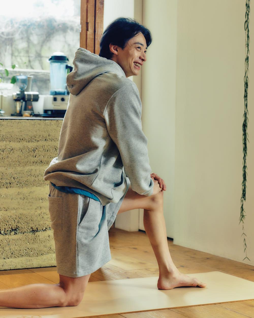 入江陵介が片膝をつきトレーニングしている様子