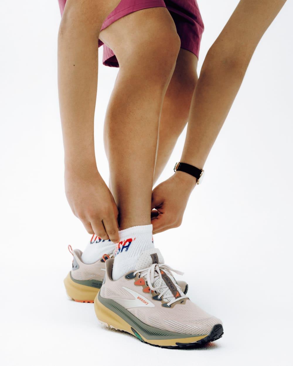 〈BROOKS〉のランニングシューズ。