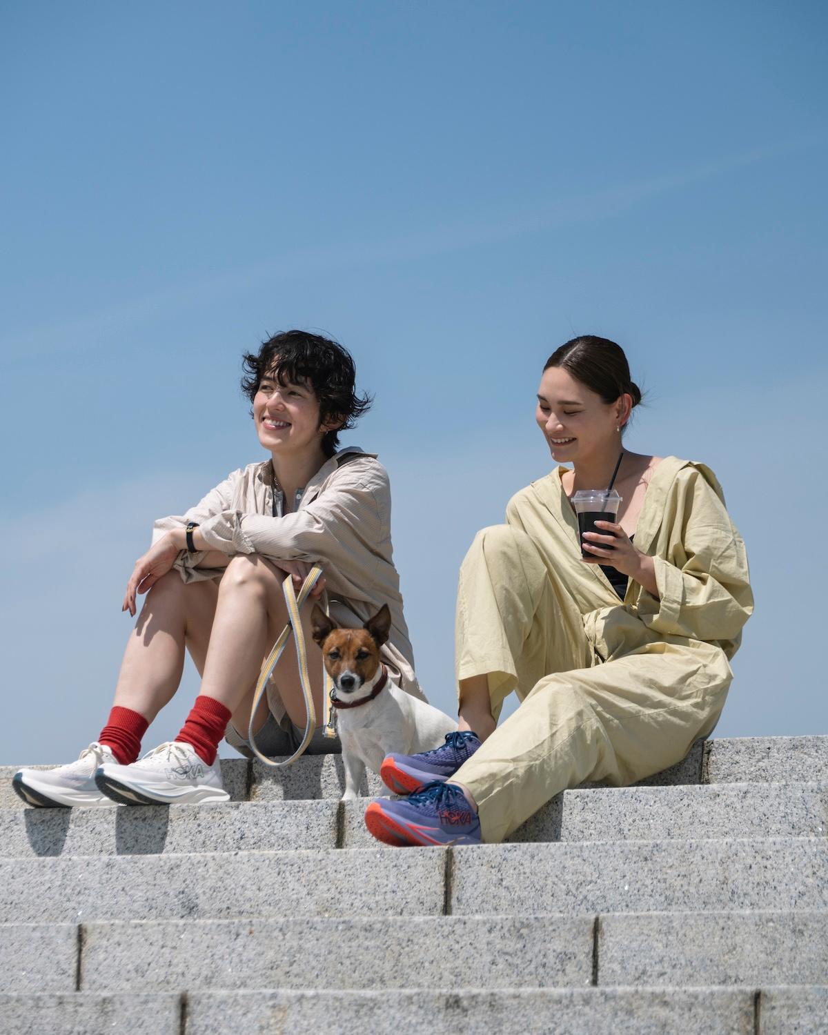 走るときも働くときも、遊ぶときも〈HOKA〉のランニングシューズ《MACH 7》で 。