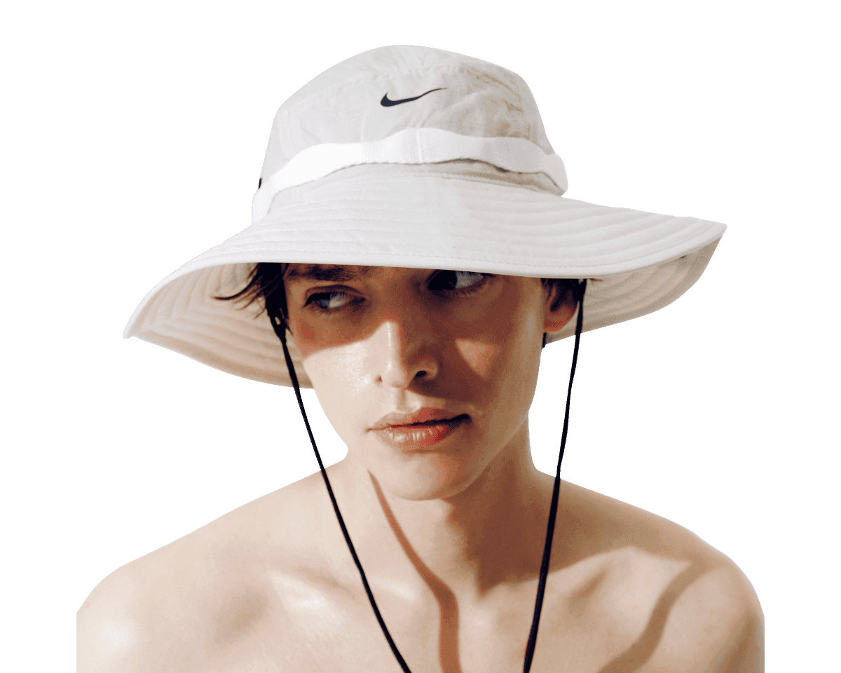 〈NIKE〉のバケットハットを酷暑の相棒に。