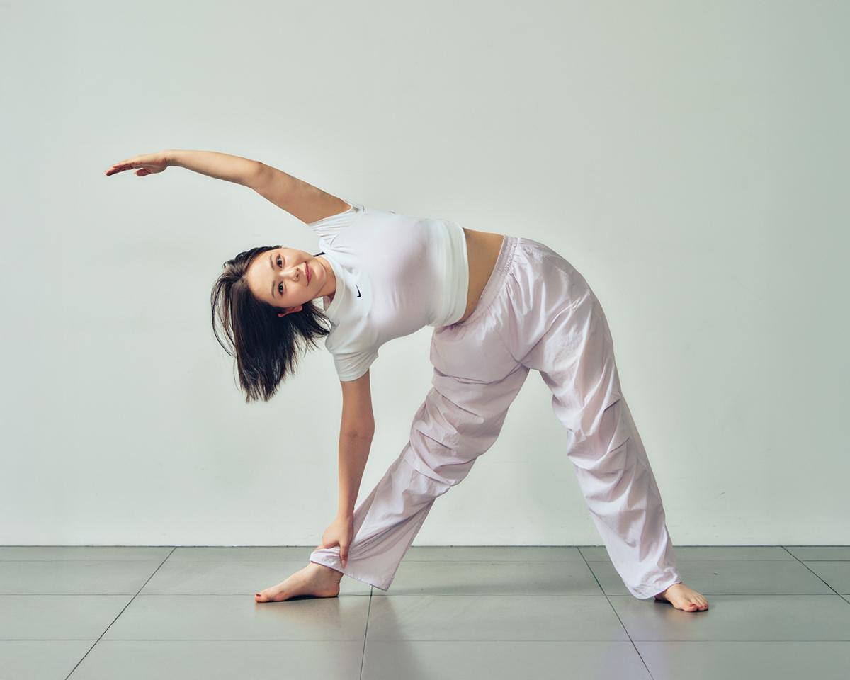 村重杏奈さんがストレッチしている様子