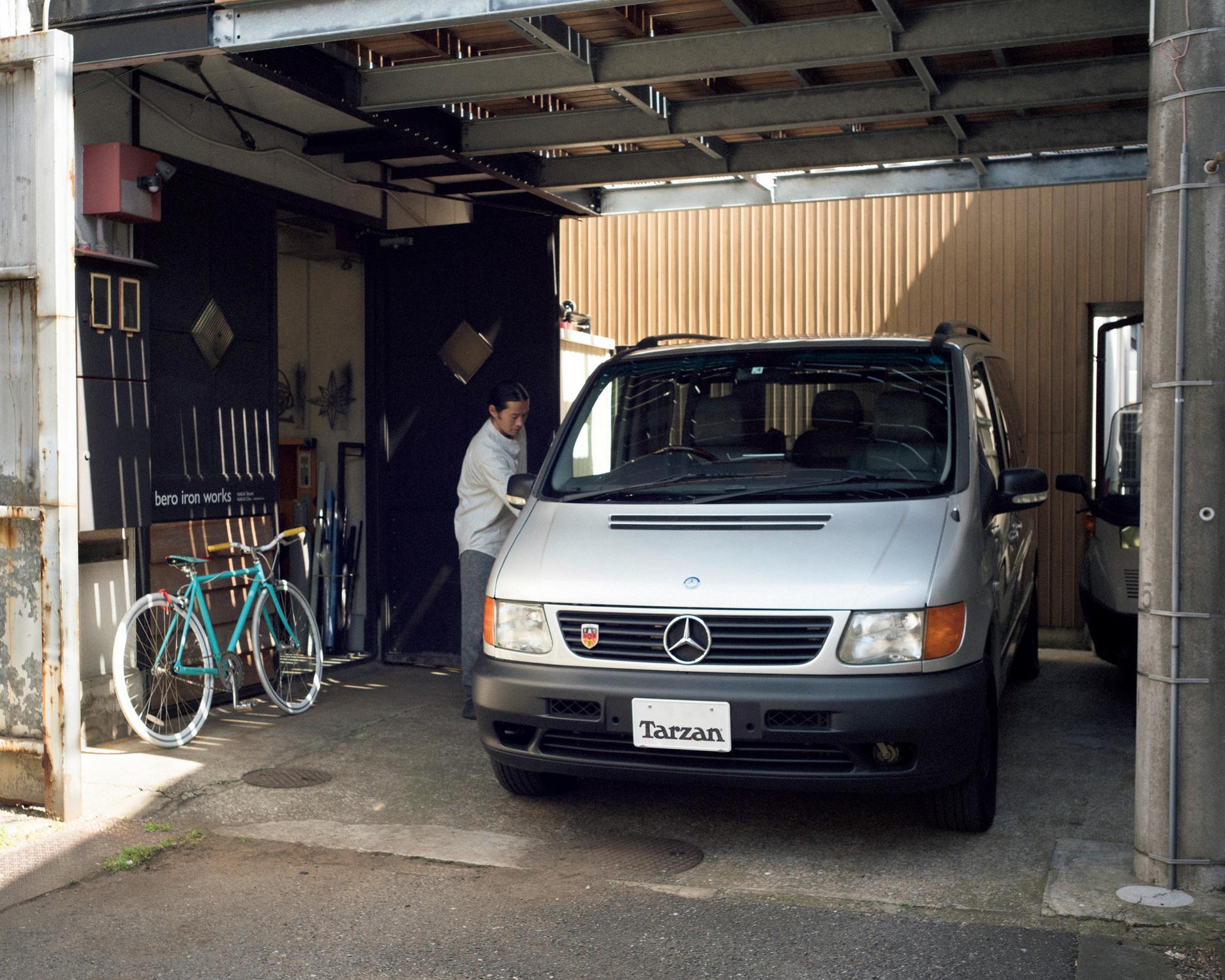 ヨーロッパの街並みに溶け込む“工芸品”のような《MERCEDES-BENZ V230》｜クルマと好日