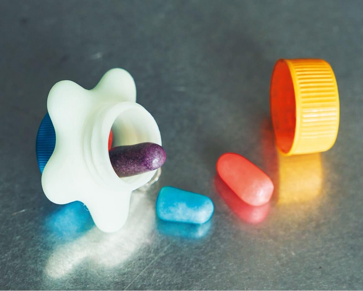ペットボトルのキャップが、ポップなピルケースに変身!