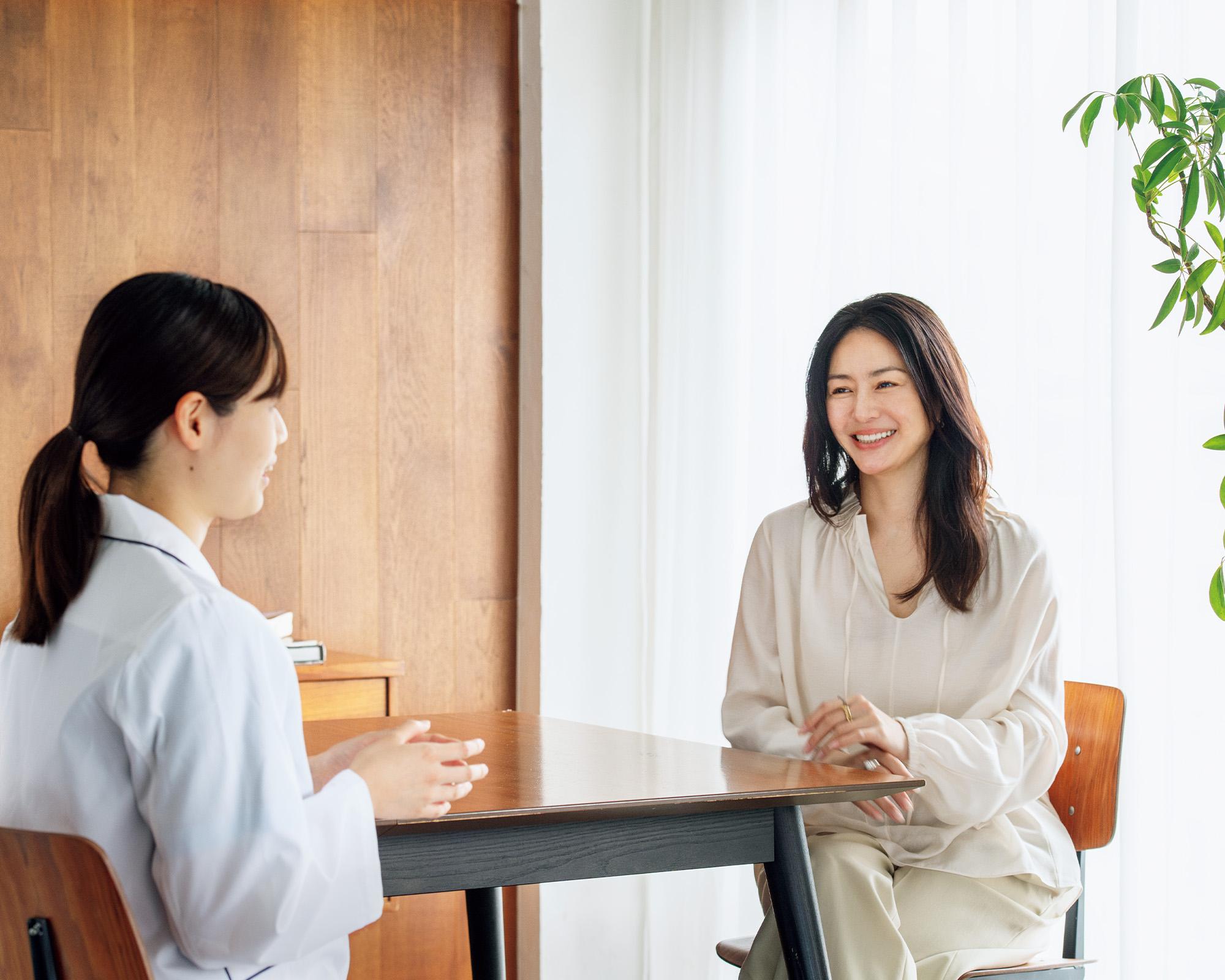 俳優・井川遥さん×〈ファンケル〉研究員・下段 詩絵理さんの会話している様子