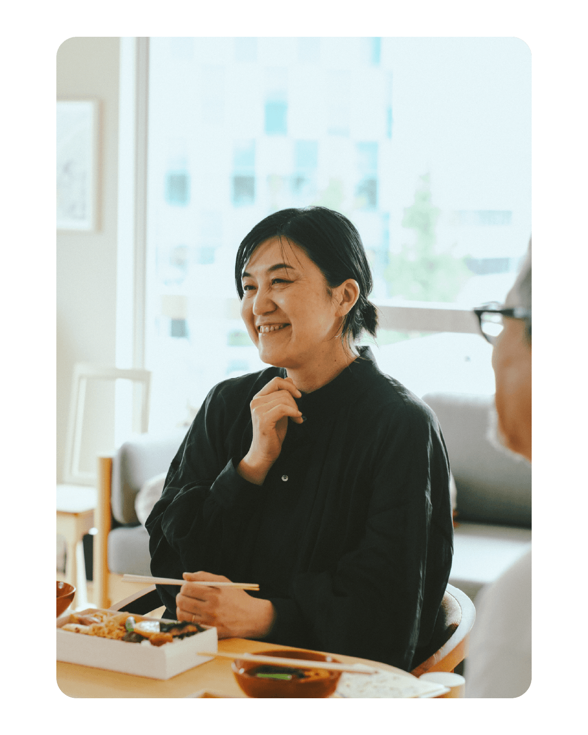 お弁当を箸でつつきながら、大脇千加子さんと旅先で健康でいる方法を語り合う。|麻生要一郎のテーブル・トーク