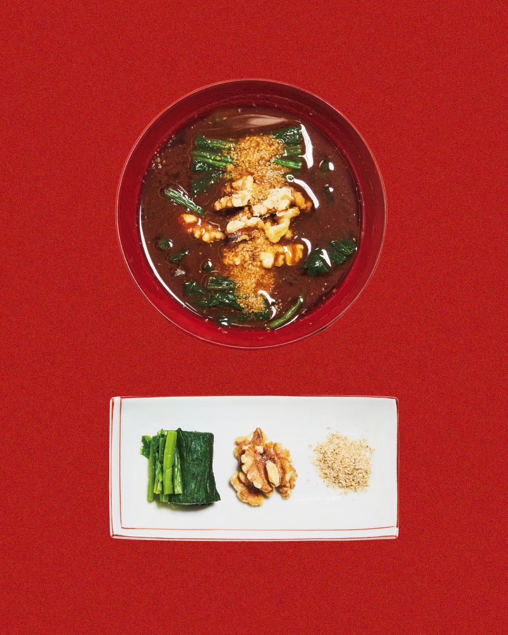 ほうれん草にくるみでほろ苦さをプラス。赤味噌で味わう腸活味噌汁6選。