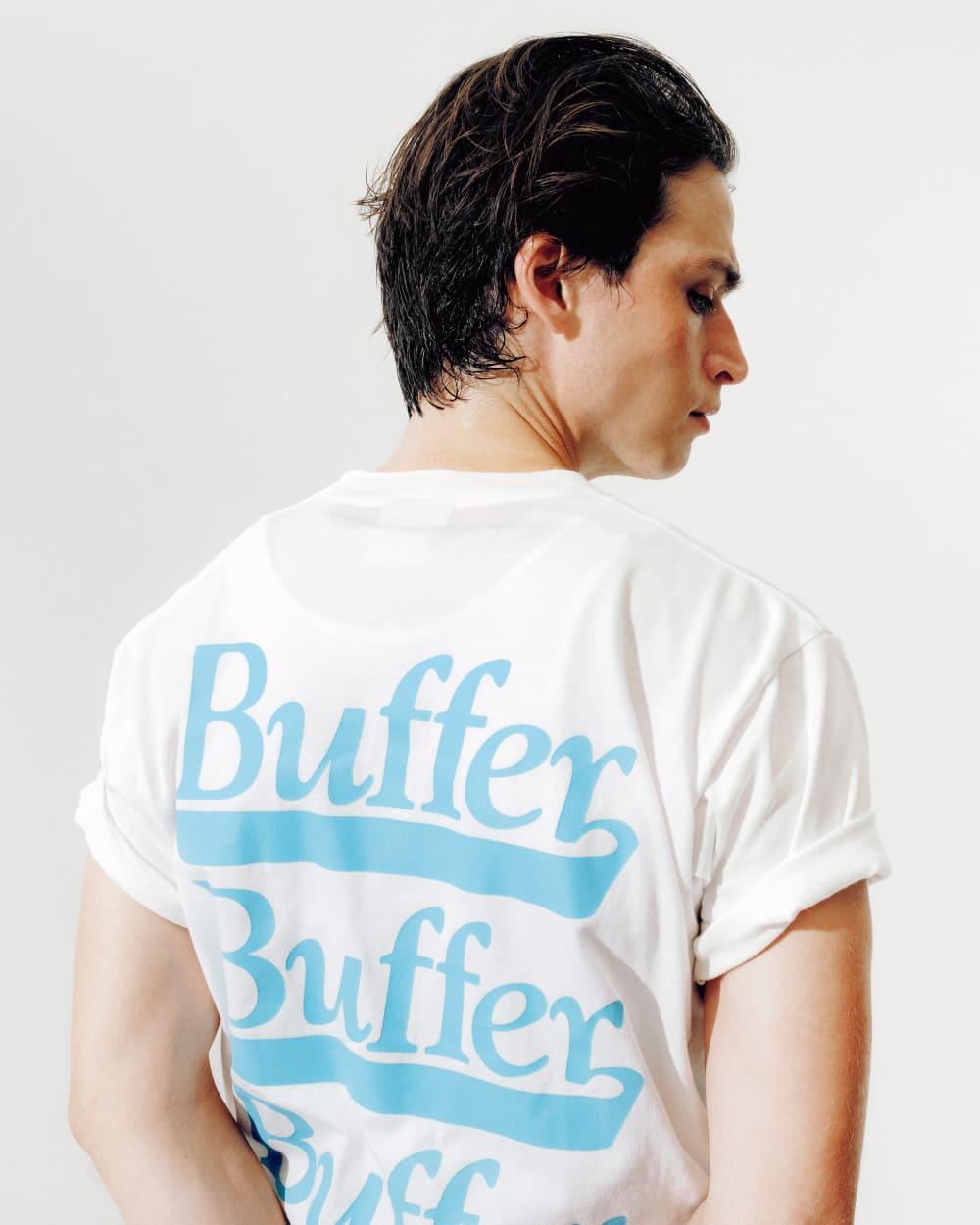 背中で語る、ロゴの強さ。〈BUFFER〉のTシャツ。