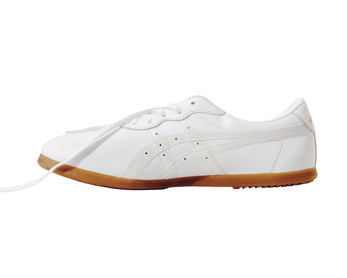 太極拳からジムまで使える〈ASICS〉のシューズ。