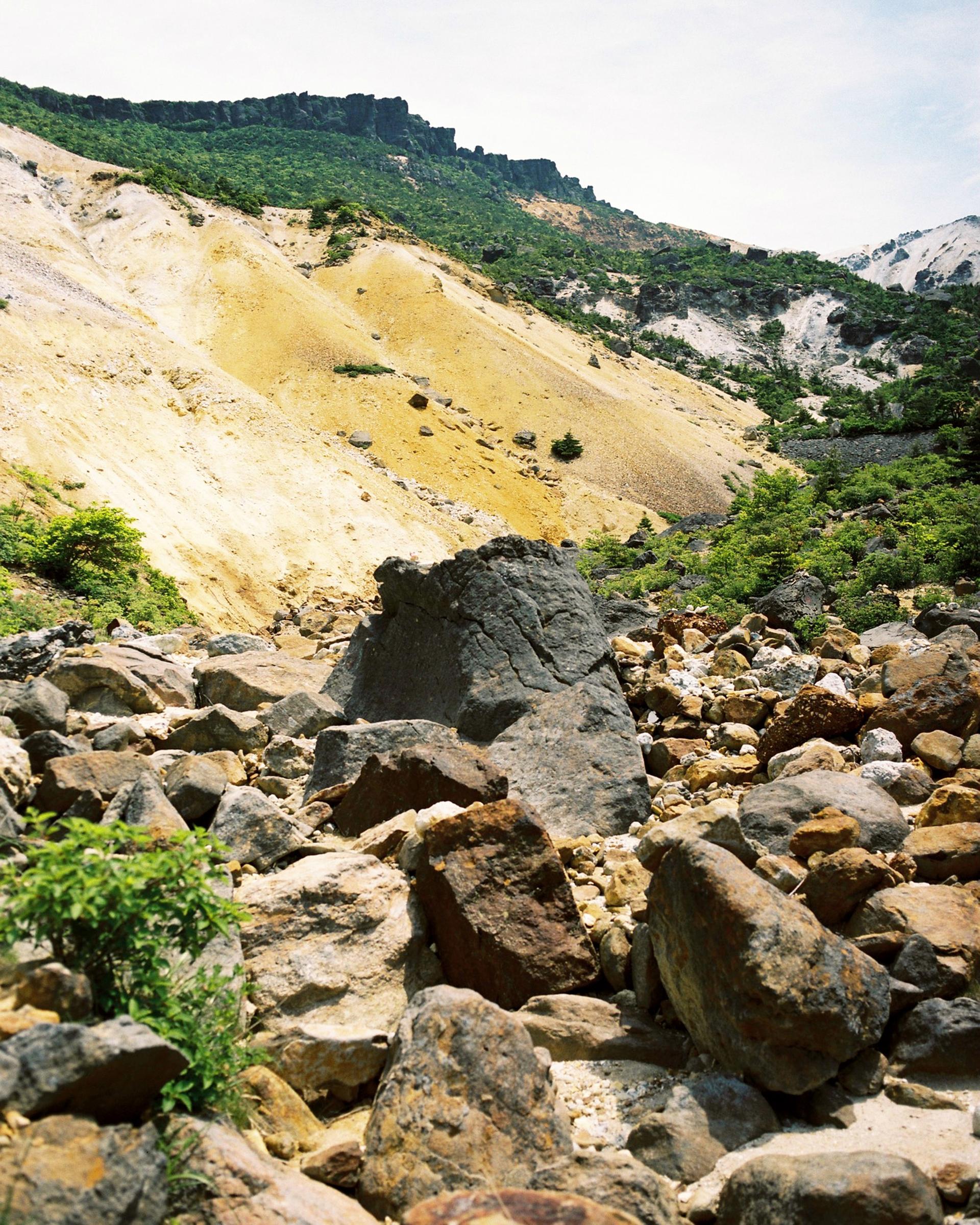 火山と温泉をめぐる日帰り冒険登山|6月の山・安達太良山