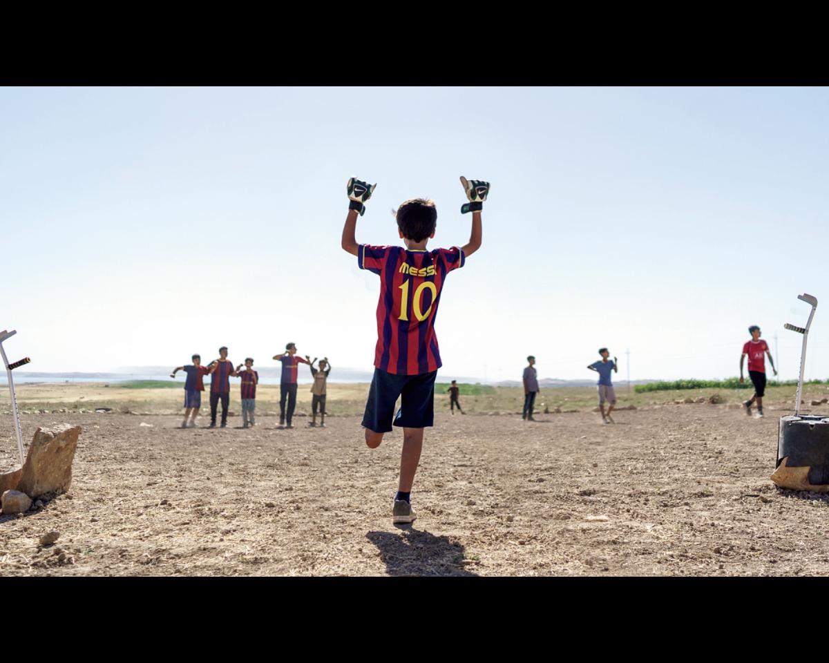バルサかマンチェスターか。過酷な現実を突きつける、戦時下のサッカー映画|Move On Screen